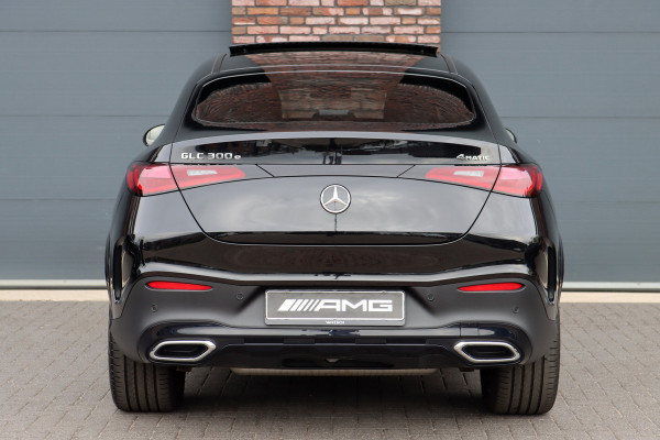 Mercedes-Benz GLC Coupé 300e 4MATIC AMG Line | Distronic | Panoramadak | Trekhaak | Digital Light | Verwarmd Stuurwiel | Dodehoekassistent | Leder | Surround Camera | Nightpakket |