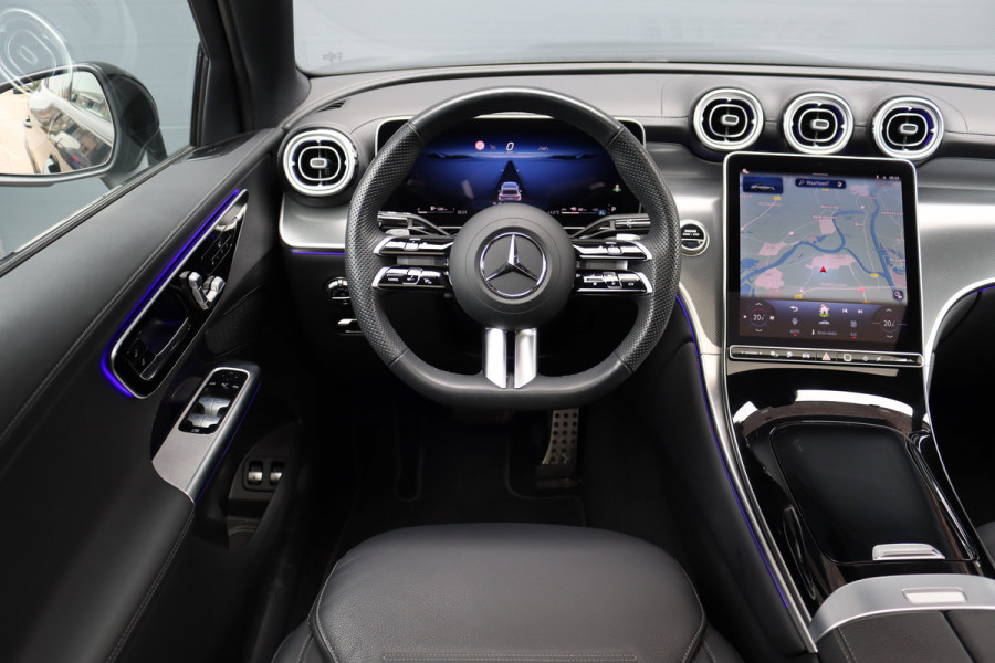 Mercedes-Benz GLC Coupé 300e 4MATIC AMG Line | Distronic | Panoramadak | Trekhaak | Digital Light | Verwarmd Stuurwiel | Dodehoekassistent | Leder | Surround Camera | Nightpakket |