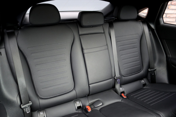 Mercedes-Benz GLC Coupé 300e 4MATIC AMG Line | Distronic | Panoramadak | Trekhaak | Digital Light | Verwarmd Stuurwiel | Dodehoekassistent | Leder | Surround Camera | Nightpakket |