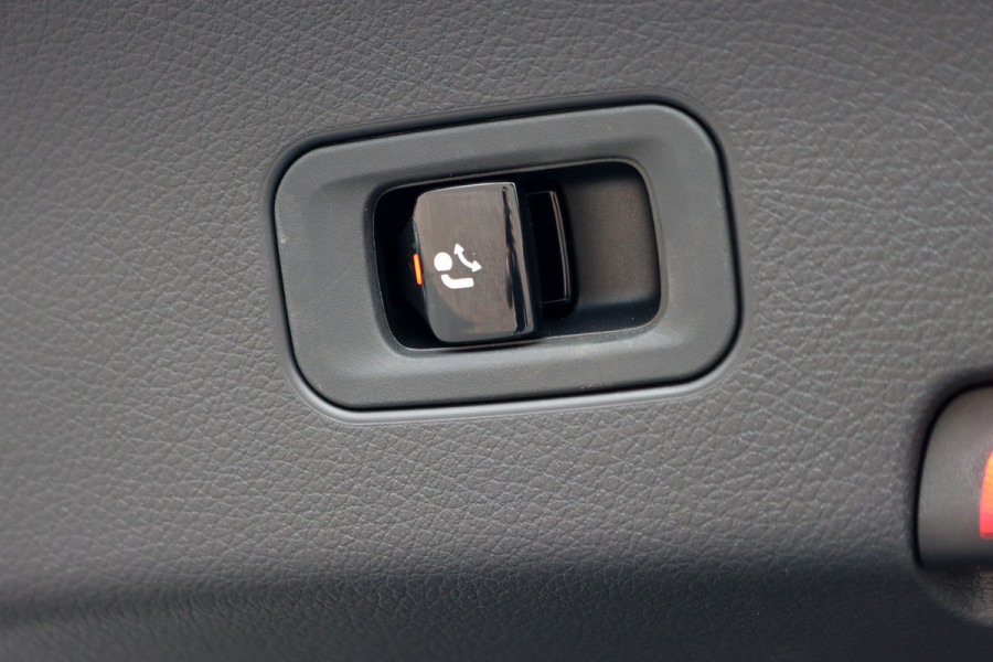 Mercedes-Benz GLC Coupé 300e 4MATIC AMG Line | Distronic | Panoramadak | Trekhaak | Digital Light | Verwarmd Stuurwiel | Dodehoekassistent | Leder | Surround Camera | Nightpakket |