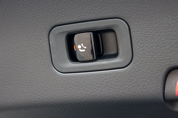 Mercedes-Benz GLC Coupé 300e 4MATIC AMG Line | Distronic | Panoramadak | Trekhaak | Digital Light | Verwarmd Stuurwiel | Dodehoekassistent | Leder | Surround Camera | Nightpakket |