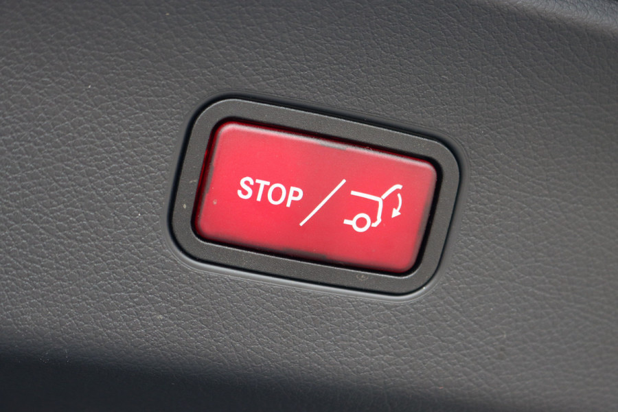 Mercedes-Benz GLC Coupé 300e 4MATIC AMG Line | Distronic | Panoramadak | Trekhaak | Digital Light | Verwarmd Stuurwiel | Dodehoekassistent | Leder | Surround Camera | Nightpakket |