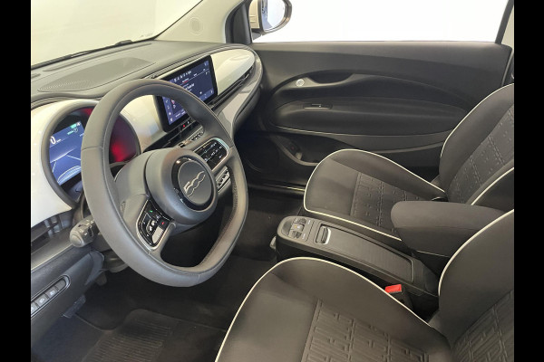 Fiat 500E Comfort Style 3+1 42 kWh 244km actieradius | Navigatie | Apple Carplay/Android Auto | Camera | Parkeersensoren | Blind Spot Assist | Stoelverwarming | Lichtmetalen velgen | Ledverlichting | Climate Control