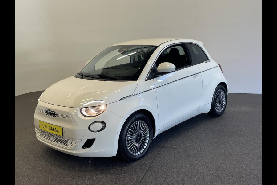 Fiat 500E Comfort Style 3+1 42 kWh 244km actieradius | Navigatie | Apple Carplay/Android Auto | Camera | Parkeersensoren | Blind Spot Assist | Stoelverwarming | Lichtmetalen velgen | Ledverlichting | Climate Control