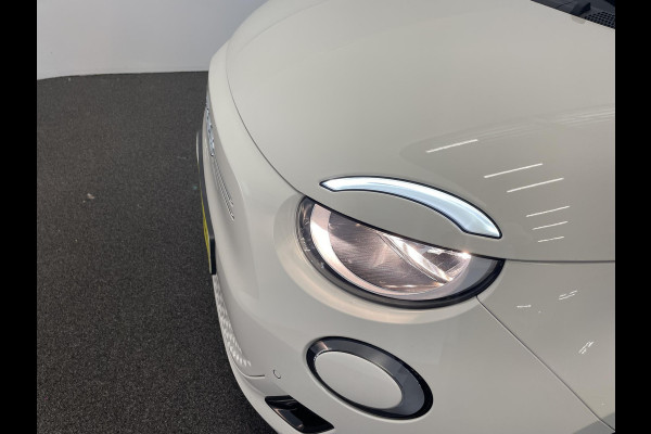 Fiat 500E Comfort Style 3+1 42 kWh 244km actieradius | Navigatie | Apple Carplay/Android Auto | Camera | Parkeersensoren | Blind Spot Assist | Stoelverwarming | Lichtmetalen velgen | Ledverlichting | Climate Control