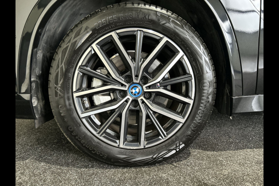 BMW iX1 xDrive30 67 kWh M Sport Edition | Panoramadak | Sportstoelen Soh (batterijcheck) Waarde 97,8 %