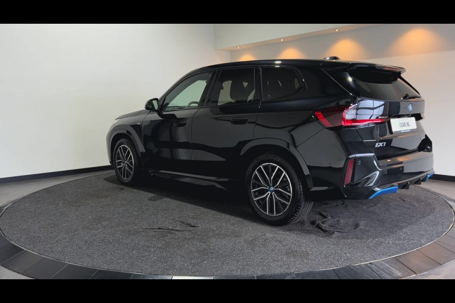 BMW iX1 xDrive30 67 kWh M Sport Edition | Panoramadak | Sportstoelen Soh (batterijcheck) Waarde 97,8 %