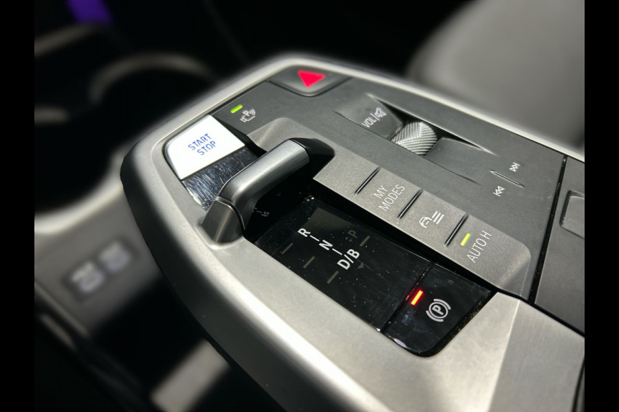 BMW iX1 xDrive30 67 kWh M Sport Edition | Panoramadak | Sportstoelen Soh (batterijcheck) Waarde 97,8 %