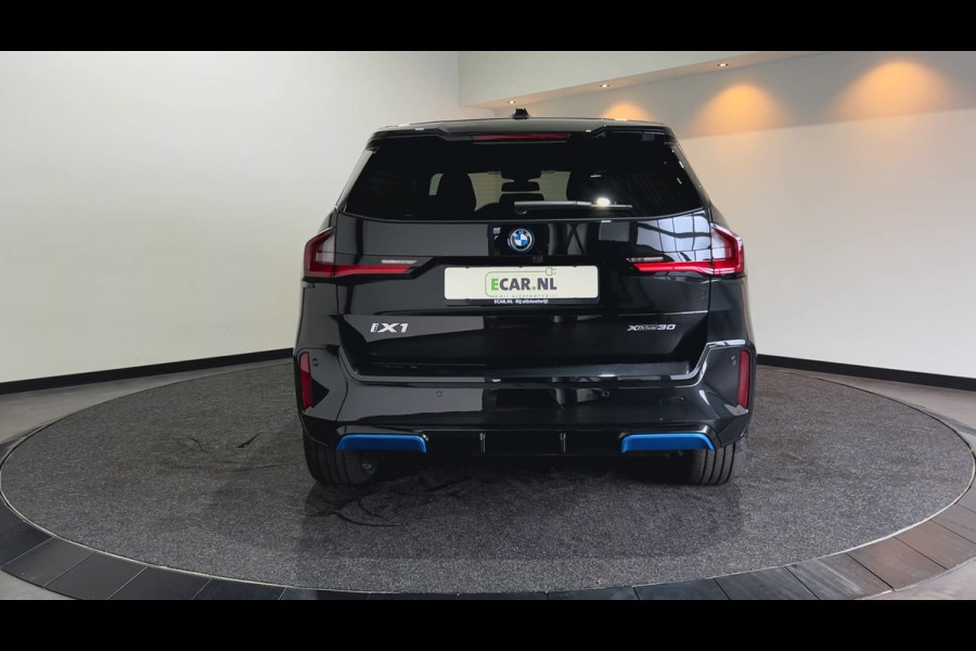 BMW iX1 xDrive30 67 kWh M Sport Edition | Panoramadak | Sportstoelen Soh (batterijcheck) Waarde 97,8 %