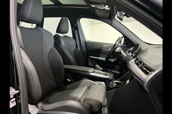 BMW iX1 xDrive30 67 kWh M Sport Edition | Panoramadak | Sportstoelen Soh (batterijcheck) Waarde 97,8 %