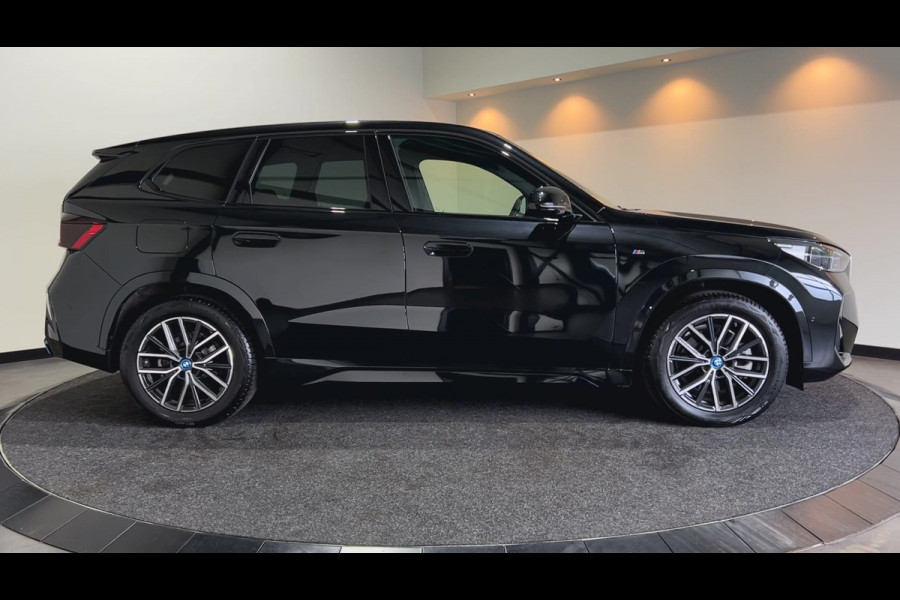 BMW iX1 xDrive30 67 kWh M Sport Edition | Panoramadak | Sportstoelen Soh (batterijcheck) Waarde 97,8 %