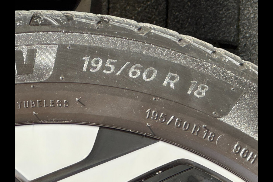 Citroën C4 1.2 PureTech Shine Pack - AUTOMAAT I Navigatie / Apple CarPlay I Airco I Sport velgen I PDC I Head-Up I Dealer onderh.