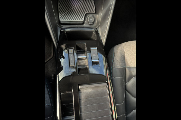 Citroën C4 1.2 PureTech Shine Pack - AUTOMAAT I Navigatie / Apple CarPlay I Airco I Sport velgen I PDC I Head-Up I Dealer onderh.