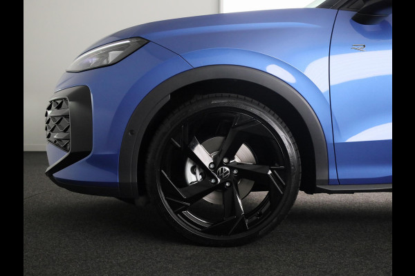 Volkswagen T-Roc R-Line First Edition 1.5 eTSI 110 kW / 150 PK SUV | Panoramaschuif-kanteldak | Assistance Pakket | Trekhaak | Black Style Pakket | Koplampverlichting matrix-led (IQ.LIGHT) | Elek. achterklep | Zwart dak