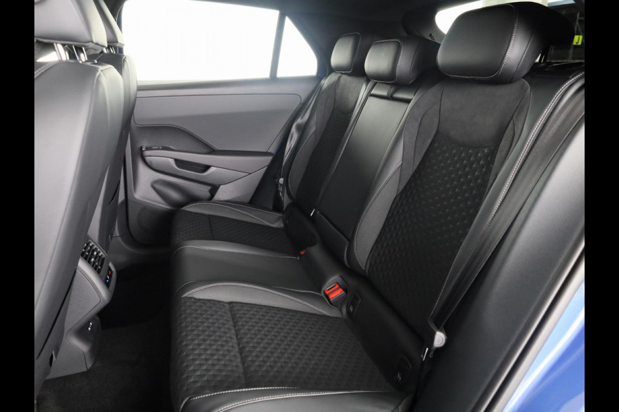 Volkswagen T-Roc R-Line First Edition 1.5 eTSI 110 kW / 150 PK SUV | Panoramaschuif-kanteldak | Assistance Pakket | Trekhaak | Black Style Pakket | Koplampverlichting matrix-led (IQ.LIGHT) | Elek. achterklep | Zwart dak