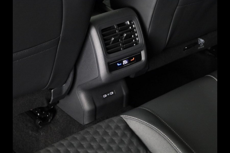 Volkswagen T-Roc R-Line First Edition 1.5 eTSI 110 kW / 150 PK SUV | Panoramaschuif-kanteldak | Assistance Pakket | Trekhaak | Black Style Pakket | Koplampverlichting matrix-led (IQ.LIGHT) | Elek. achterklep | Zwart dak