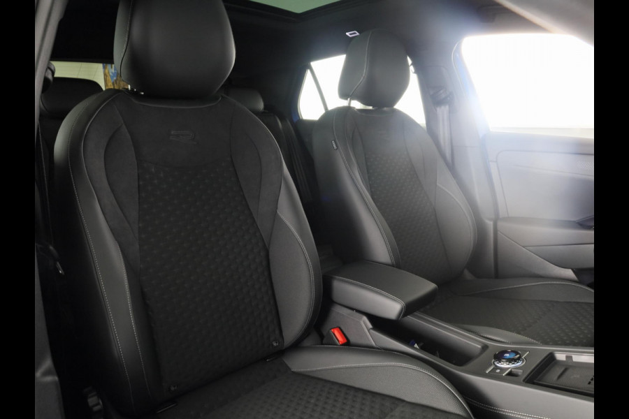 Volkswagen T-Roc R-Line First Edition 1.5 eTSI 110 kW / 150 PK SUV | Panoramaschuif-kanteldak | Assistance Pakket | Trekhaak | Black Style Pakket | Koplampverlichting matrix-led (IQ.LIGHT) | Elek. achterklep | Zwart dak