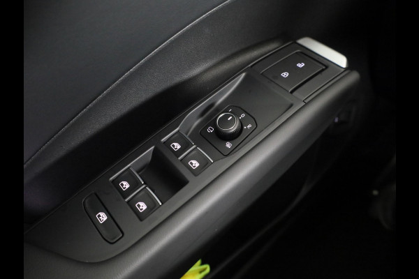 Volkswagen T-Roc R-Line First Edition 1.5 eTSI 110 kW / 150 PK SUV | Panoramaschuif-kanteldak | Assistance Pakket | Trekhaak | Black Style Pakket | Koplampverlichting matrix-led (IQ.LIGHT) | Elek. achterklep | Zwart dak