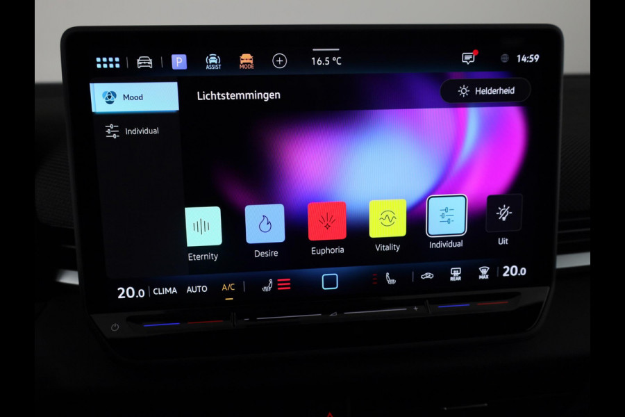 Volkswagen T-Roc R-Line First Edition 1.5 eTSI 110 kW / 150 PK SUV | Panoramaschuif-kanteldak | Assistance Pakket | Trekhaak | Black Style Pakket | Koplampverlichting matrix-led (IQ.LIGHT) | Elek. achterklep | Zwart dak