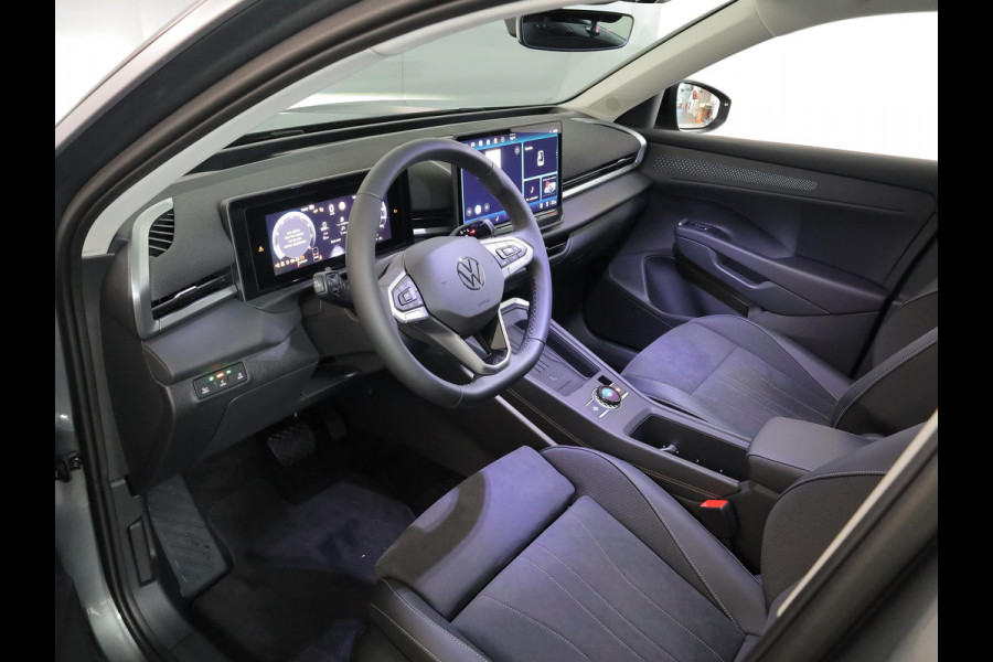 Volkswagen T-Roc Style First Edition 1.5 eTSI 85 kW / 116 PK SUV 7 | Assistance Pakket | Trekhaak | Elek. achterklep |  Velgen 'Vancouver', 19 inch lichtmetaal | Zwart dak