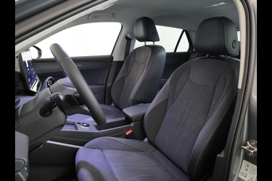 Volkswagen T-Roc Style First Edition 1.5 eTSI 85 kW / 116 PK SUV 7 | Assistance Pakket | Trekhaak | Elek. achterklep |  Velgen 'Vancouver', 19 inch lichtmetaal | Zwart dak