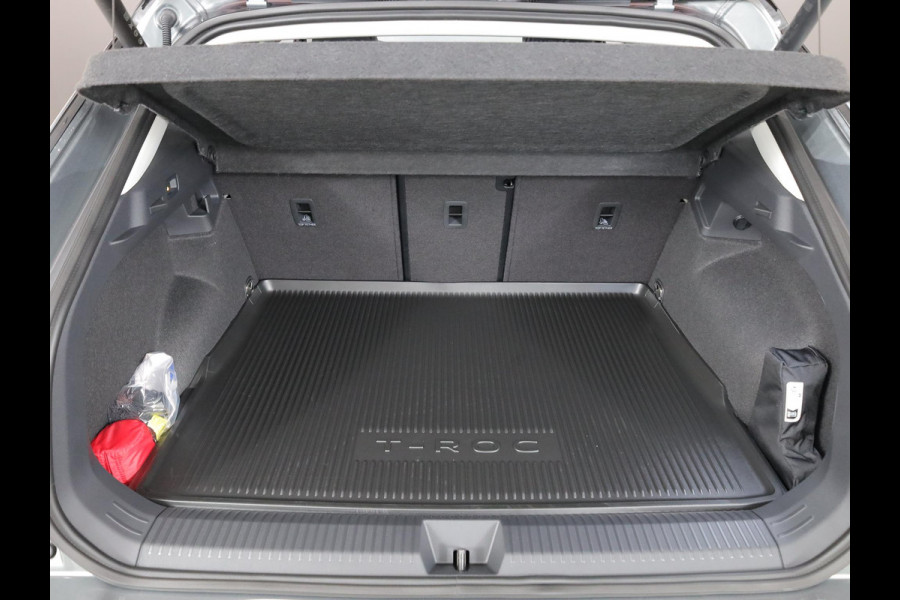 Volkswagen T-Roc Style First Edition 1.5 eTSI 85 kW / 116 PK SUV 7 | Assistance Pakket | Trekhaak | Elek. achterklep |  Velgen 'Vancouver', 19 inch lichtmetaal | Zwart dak