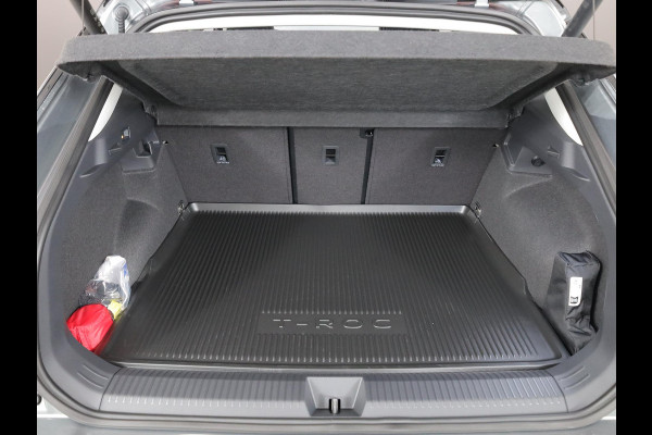 Volkswagen T-Roc Style First Edition 1.5 eTSI 85 kW / 116 PK SUV 7 | Assistance Pakket | Trekhaak | Elek. achterklep |  Velgen 'Vancouver', 19 inch lichtmetaal | Zwart dak