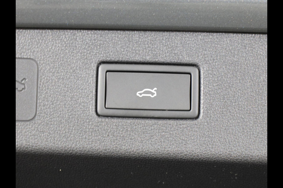 Volkswagen T-Roc Style First Edition 1.5 eTSI 85 kW / 116 PK SUV 7 | Assistance Pakket | Trekhaak | Elek. achterklep |  Velgen 'Vancouver', 19 inch lichtmetaal | Zwart dak