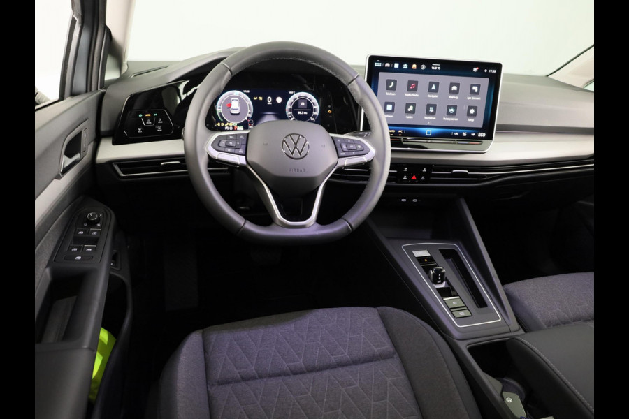Volkswagen Golf Life Edition 1.5 eHybrid 204 PK | 17 "LM velgen | Stoel & Stuurverwarming | Camera |
