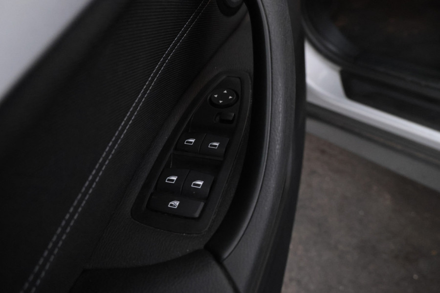 BMW X1 sDrive18d High Executive Automaat, Panorama dak, Navigatie