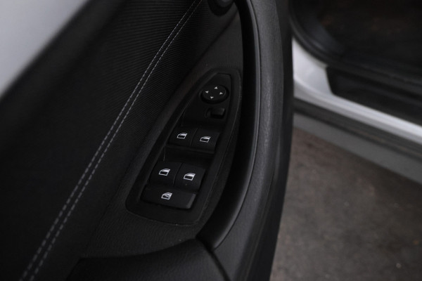 BMW X1 sDrive18d High Executive Automaat, Panorama dak, Navigatie