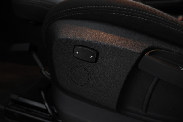 BMW X1 sDrive18d High Executive Automaat, Panorama dak, Navigatie