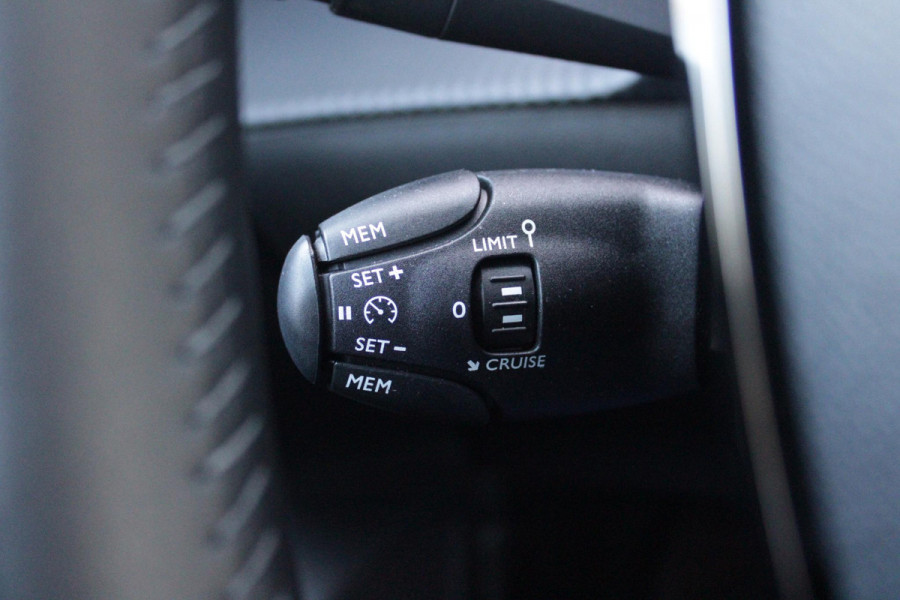 Peugeot 208 1.2 100PK ALLURE | PARKEERSENSOREN VOOR + ACHTER | DRAADLOZE APPLE CARPLAY/ANDROID AUTO | CRUISE CONTROL | DAB+ RADIO | CLIMATE CONTROL | LED KOPLAMPEN | LICHTMETALEN VELGEN 16" |