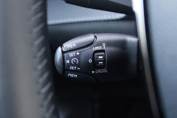 Peugeot 208 1.2 100PK ALLURE | PARKEERSENSOREN VOOR + ACHTER | DRAADLOZE APPLE CARPLAY/ANDROID AUTO | CRUISE CONTROL | DAB+ RADIO | CLIMATE CONTROL | LED KOPLAMPEN | LICHTMETALEN VELGEN 16" |