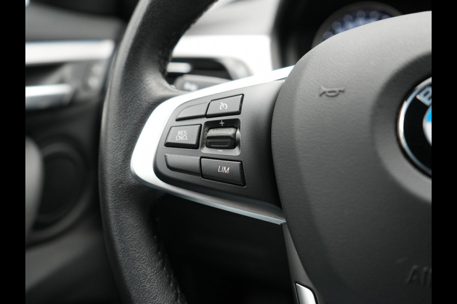 BMW X1 xDrive25e Sportline PHEV 221pk Dealer O.H. | Trekhaak Afn. | Camera | Adaptive LED | Hifi Sound | Sportstoelen Verwarmd | Sfeerverlichting | Apple Carplay | Navigatie | DAB | Cruise Control | Plug In Hybrid |