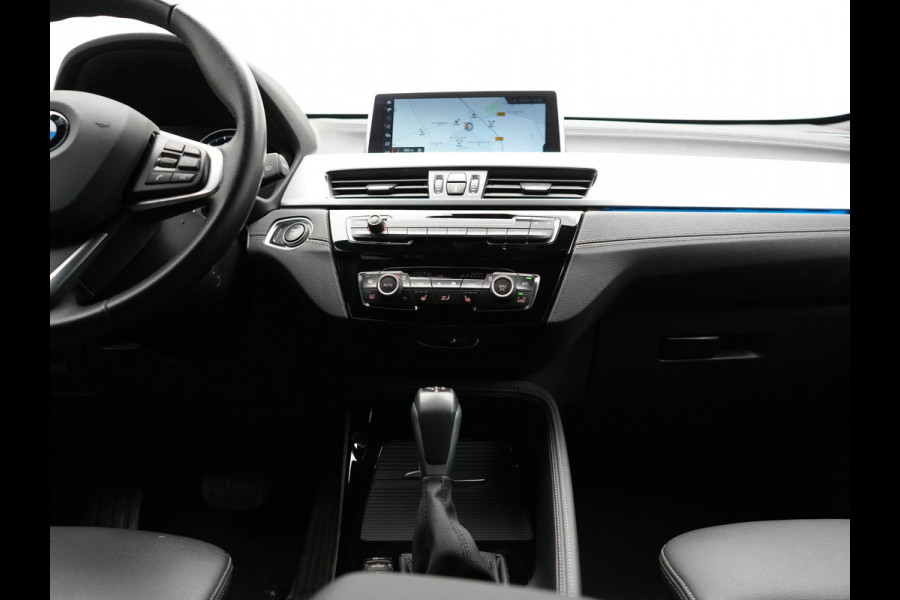 BMW X1 xDrive25e Sportline PHEV 221pk Dealer O.H. | Trekhaak Afn. | Camera | Adaptive LED | Hifi Sound | Sportstoelen Verwarmd | Sfeerverlichting | Apple Carplay | Navigatie | DAB | Cruise Control | Plug In Hybrid |