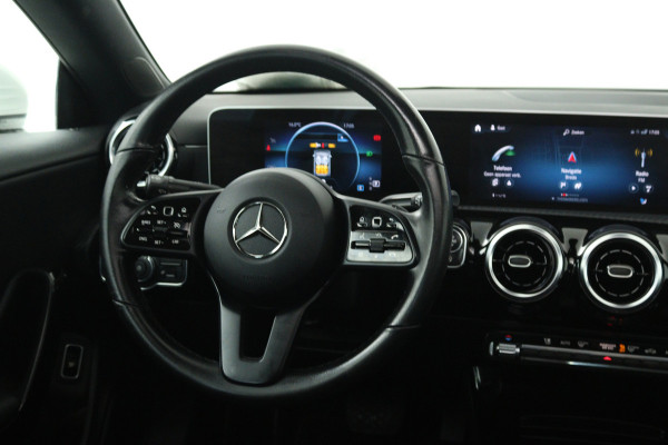 Mercedes-Benz CLA-Klasse 180 Business Solution (PANORAMADAK, TREKHAAK, CAMERA, CRUISE CONTROL, PARKEERSENSOREN)