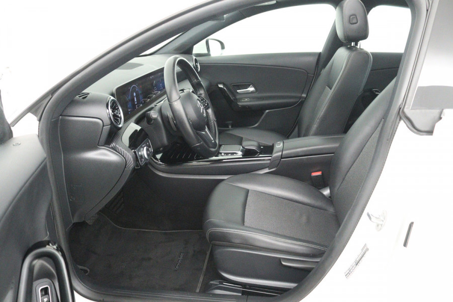 Mercedes-Benz CLA-Klasse 180 Business Solution (PANORAMADAK, TREKHAAK, CAMERA, CRUISE CONTROL, PARKEERSENSOREN)