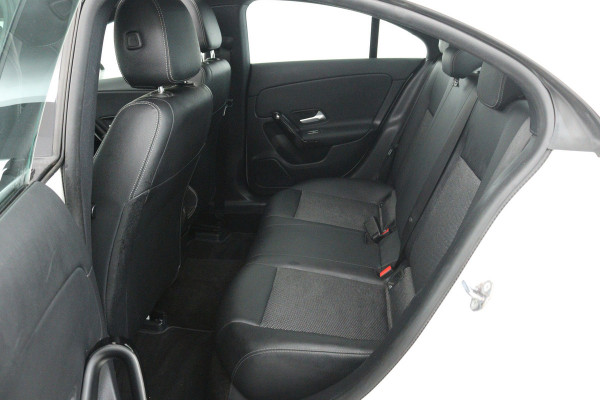 Mercedes-Benz CLA-Klasse 180 Business Solution (PANORAMADAK, TREKHAAK, CAMERA, CRUISE CONTROL, PARKEERSENSOREN)