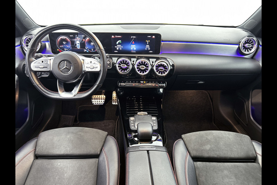 Mercedes-Benz A-Klasse 180 Business Solution AMG (SFEERVERLICHTING, CAMERA, NAVIGATIE, STOELVERWARMING, GOED ONDERHOUDEN)