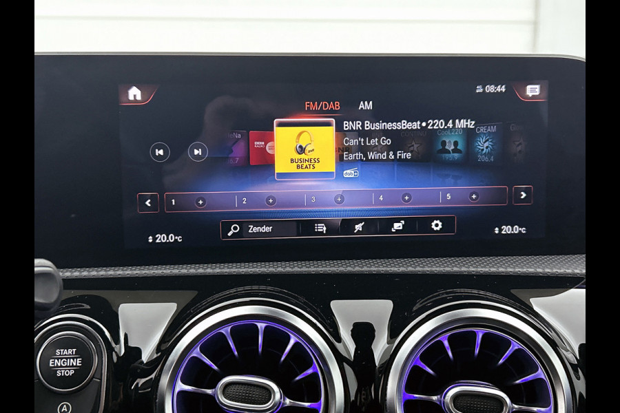 Mercedes-Benz A-Klasse 180 Business Solution AMG (SFEERVERLICHTING, CAMERA, NAVIGATIE, STOELVERWARMING, GOED ONDERHOUDEN)