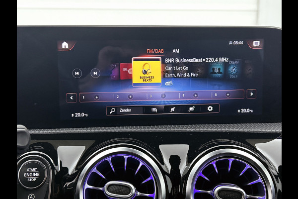 Mercedes-Benz A-Klasse 180 Business Solution AMG (SFEERVERLICHTING, CAMERA, NAVIGATIE, STOELVERWARMING, GOED ONDERHOUDEN)