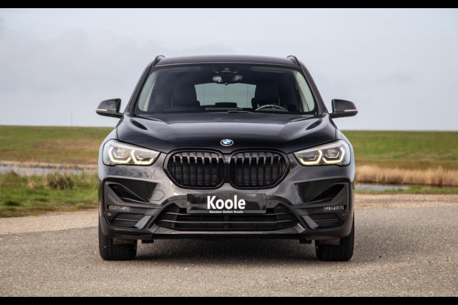 BMW X1 xDrive25e Executive BLACK LINE / CAMERA / CARPLAY / HEAD UP DISPLAY / LEDER / LED / CRUISE CONTROLE / STOELVERWARMING