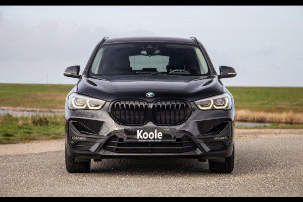 BMW X1 xDrive25e Executive BLACK LINE / CAMERA / CARPLAY / HEAD UP DISPLAY / LEDER / LED / CRUISE CONTROLE / STOELVERWARMING