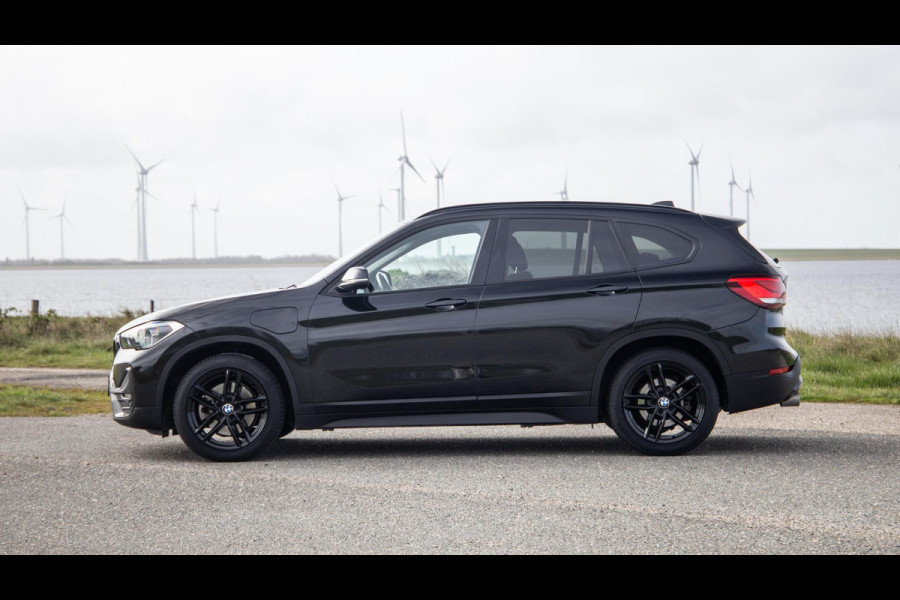 BMW X1 xDrive25e Executive BLACK LINE / CAMERA / CARPLAY / HEAD UP DISPLAY / LEDER / LED / CRUISE CONTROLE / STOELVERWARMING