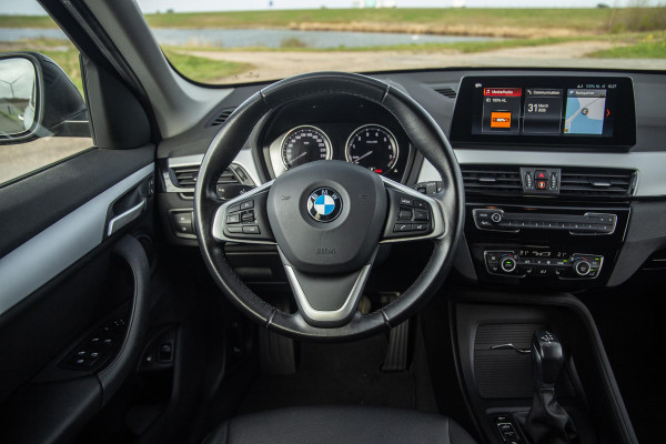 BMW X1 xDrive25e Executive BLACK LINE / CAMERA / CARPLAY / HEAD UP DISPLAY / LEDER / LED / CRUISE CONTROLE / STOELVERWARMING