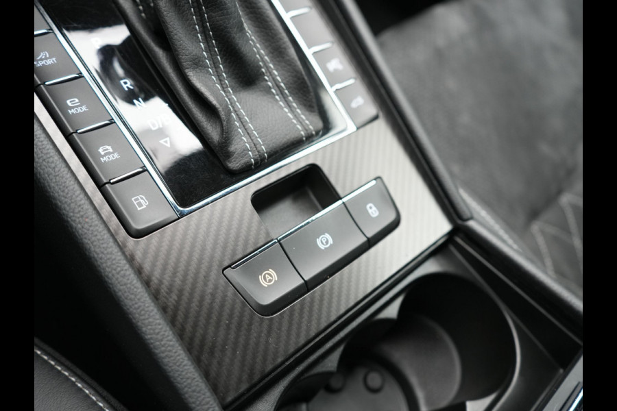 Škoda Superb Combi 1.4 TSI iV Sportline Business PHEV 218pk Dealer O.H | Trekhaak af Fabriek | Adaptive Cruise | 360 Camera | Alcantara Sportstoelen Memory & Verwarmd | 19"L.M | Keyless | Crystal LED | Plug In Hybrid |