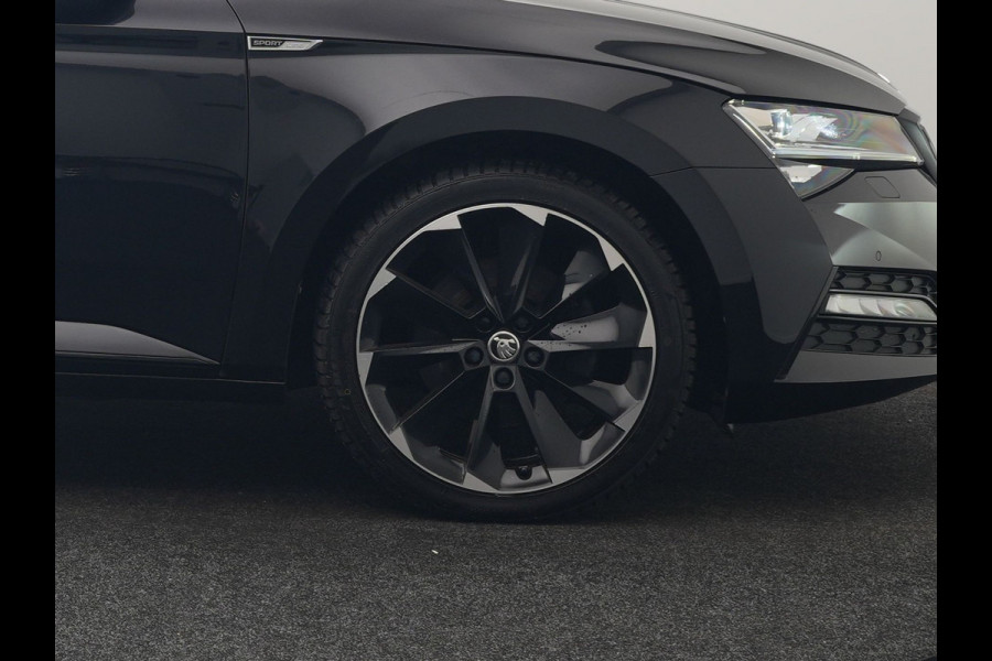 Škoda Superb Combi 1.4 TSI iV Sportline Business PHEV 218pk Dealer O.H | Trekhaak af Fabriek | Adaptive Cruise | 360 Camera | Alcantara Sportstoelen Memory & Verwarmd | 19"L.M | Keyless | Crystal LED | Plug In Hybrid |