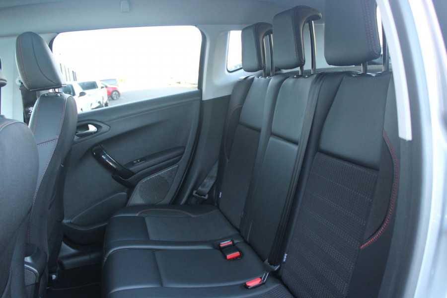 Peugeot 2008 1.2 130PK GT-LINE | PANORAMA DAK | GRIP CONTROL | CRUISE CONTROL | DAB+ RADIO | APPLE CARPLAY/ANDROID AUTO | NAVIGATIE | ACHTERUITRIJ CAMERA | 17" LICHTMETALEN VELGEN "BLACK" | CLIMATE CONTROL | PARKEERSENSOREN VOOR + ACHTER | GETINTE ACHTERRUITEN | ZWARTE DAK RELING |