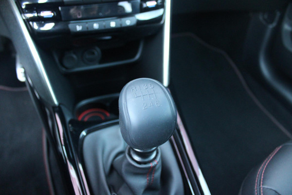 Peugeot 2008 1.2 130PK GT-LINE | PANORAMA DAK | GRIP CONTROL | CRUISE CONTROL | DAB+ RADIO | APPLE CARPLAY/ANDROID AUTO | NAVIGATIE | ACHTERUITRIJ CAMERA | 17" LICHTMETALEN VELGEN "BLACK" | CLIMATE CONTROL | PARKEERSENSOREN VOOR + ACHTER | GETINTE ACHTERRUITEN | ZWARTE DAK RELING |